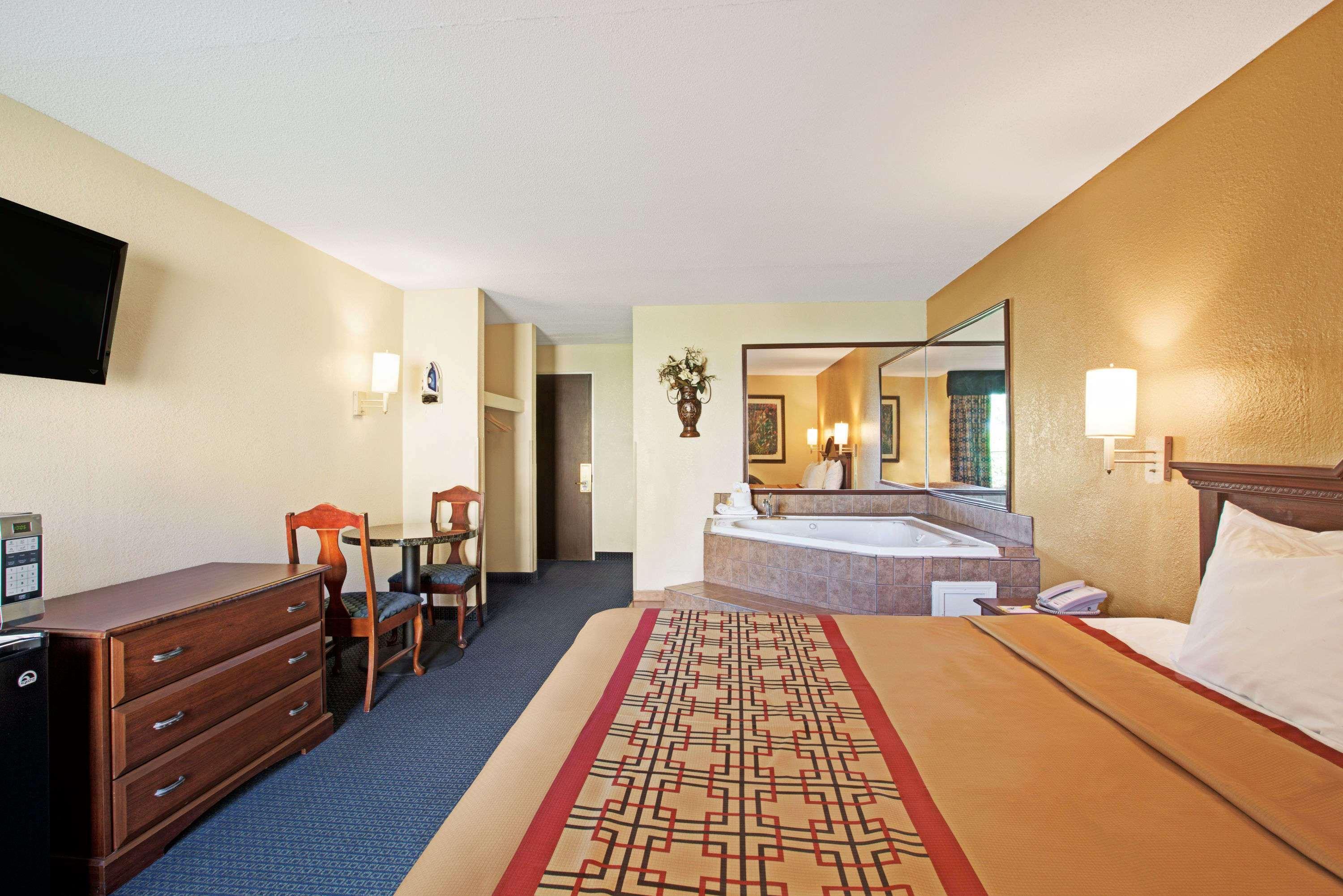 Days Inn By Wyndham Charlotte/Woodlawn Near Carowinds Eksteriør billede