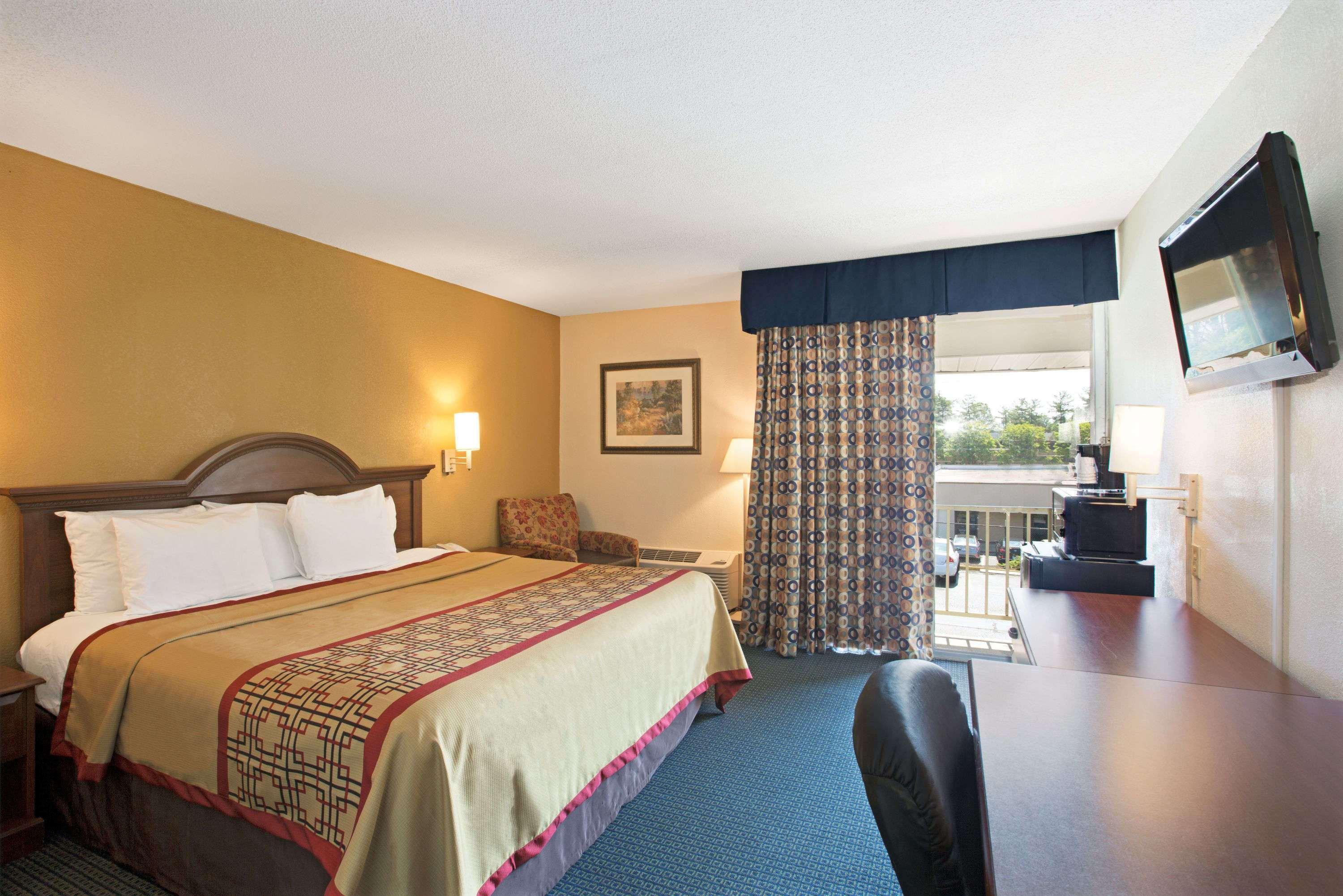 Days Inn By Wyndham Charlotte/Woodlawn Near Carowinds Eksteriør billede