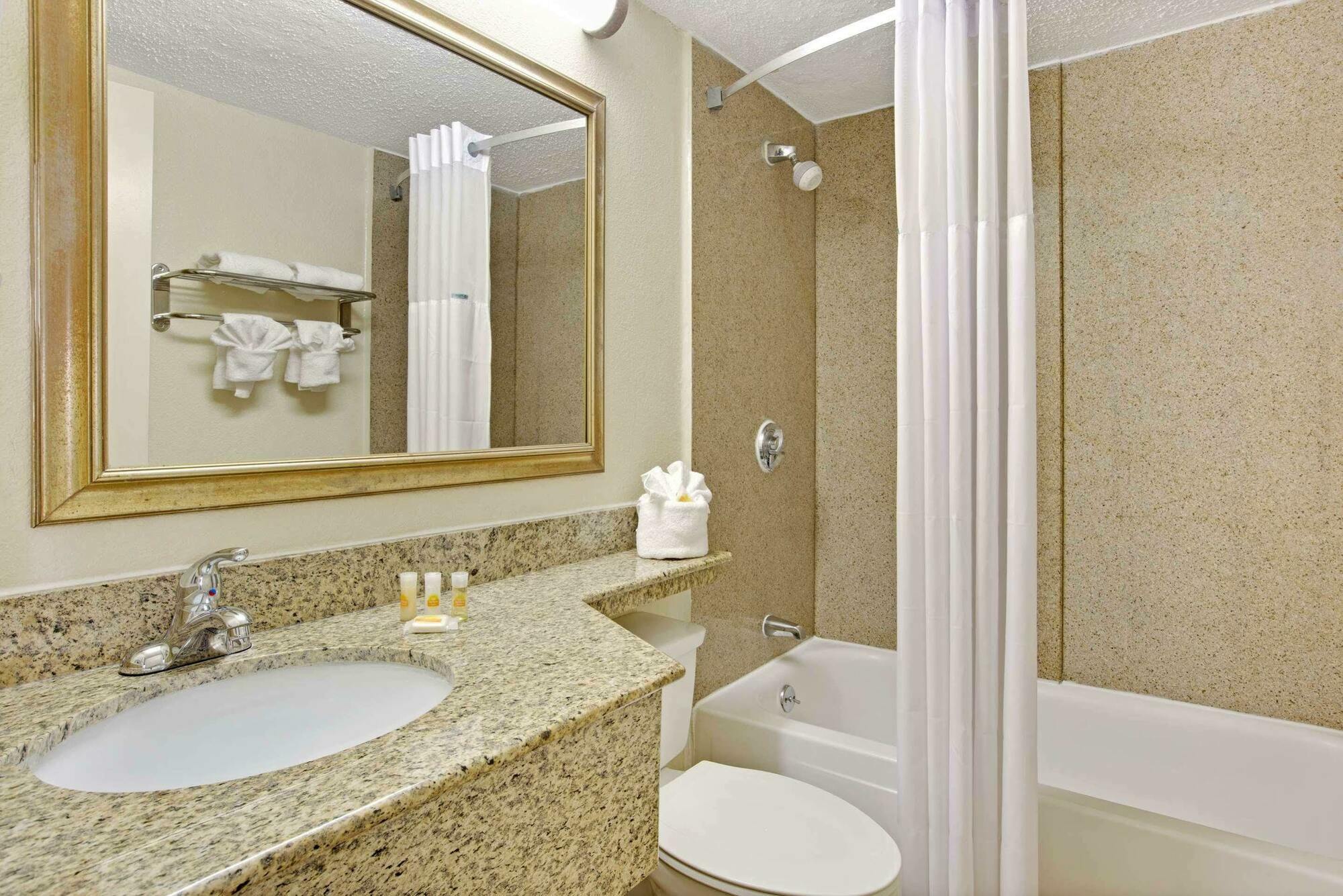 Days Inn By Wyndham Charlotte/Woodlawn Near Carowinds Eksteriør billede